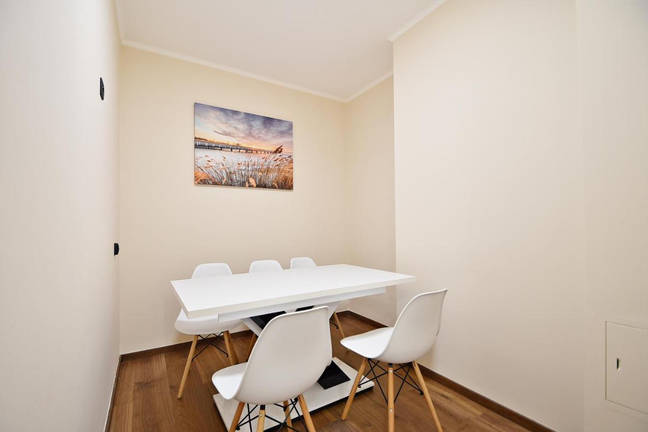 Wola Apartment Warszawa Exteriör bild